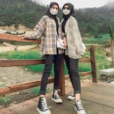 Saya bareng temen ahul muslim. 10 Style Foto Bareng Temen Dengan Perpaduan Warna Outfit Yang Keren Abis