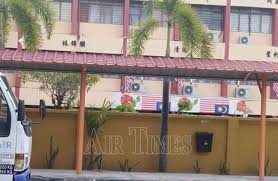 Ketua pemuda umno selangor rizam ismail mengecam pemasangan bendera terbalik yang dikesannya berlaku menjelang hari kemerdekaan hujung bulan ini. Tidak Sengaja Pasang Jalur Gemilang Terbalik Alasan Tidak Munasabah Timbalan Menteri Pendidikan Air Times News Network