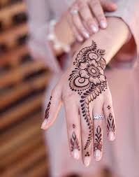 A very beautiful mandhi designe, you can easily apply on your hands. 50 Simple Mehndi Design Images To Save This Wedding Season Bridal Mehendi And Makeup Wedding Blog