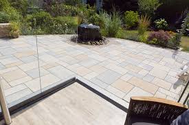 Das Erweiterte Wohnzimmer Die Terrasse Mit Freundlichem Laziano Pflaster Rinnbeton Design Gartengestaltung Natursteine Betonsteine Pflastersteine