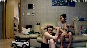 家庭摄像头破解】其乐融融的一家三口在客厅看电视，美丽风韵妻子在喂奶，百看不厌的少妇！ - 91热爆