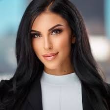 Laura Foss's Instagram, Twitter & Facebook