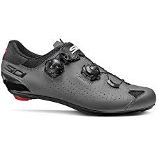 Fizik is synonymous with design and beauty, and our road cycling shoes are surely proof of that. Road Cycling Shoes For Women And Men Bike24