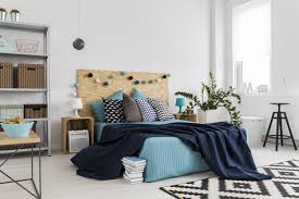 Aceasta pozitie este folosita de majoritatea oamenilor, si mai ales de femei, procentul fiind mai mare de 40%, ea aminteste de pozitia fatului in. Cum AÈ™ezi Patul In Dormitor In FuncÈ›ie De Forma Camerei