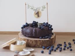 „mich hat am meisten seine entspannte freundlichkeit begeistert und die ruhe, in der er seine leidenschaften und visionen zum ausdruck bringt, erzählt nina gwyn weiland. Anleitung Geburtstagszahlen Anhanger Aus Filz Fur Tortengirlanden