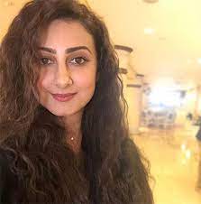 هي من أسرة من فنانين والدها، عبد الحميد عبابسة كان يؤدي الأغنية الصحراوية الجزائرية ولها شقيقة تغني العاصمي الجزائري وإسمها نعيمة عبابسة. Ù‡ÙŠÙØ§Ø¡ Ø­Ø³ÙŠÙ† Ø§Ø¨Ù†ØªÙŠ Ø¬ÙˆØ§Ù‡Ø± Ø®Ø§Ù†ØªÙ†ÙŠ Ù†ÙˆØ§Ø¹Ù…