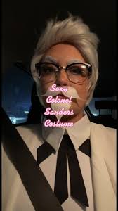 Transforma tu look de Halloween en sexy Colonel Sanders