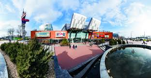 Jan kowalski, katarzyna cichopek, mariusz pudzianowski grany w: About Sun Plaza