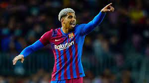 Man Utd and Chelsea target Araujo ends speculation by signing new Barcelona contract