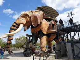 Il est mis en mouvement par 62 vérins, dont 46 hydrauliques, 6 pneumatiques et 10 à gaz. The Elephant Docked At The Marine Carousel Picture Of Le Voyage A Nantes Tripadvisor