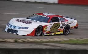 Nascar pit crews deal with all sorts of weird and unexpected issues when their cars pull down pit road for a stop, including quickly swiping the nose of the car clean before it pulls away again. Alabama Driver Headed North For Canadian Short Track Nationals Speed51