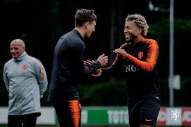 Dit wil je gewoon aanzien bij je vriendin. Feyenoord S Steven Berghuis L Former Teammate Tonny Vilhena R Training With The National Squad In Preparation For The European Qualifiers Feyenoord