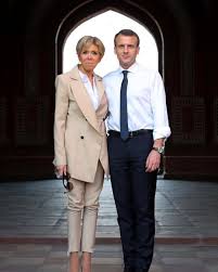 Frankreichs präsident emmanuel macron ist bei einer reise nach südfrankreich von einem mann geohrfeigt worden. Pin Auf B E Macron