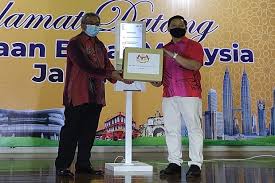 Key symptoms include a fever, cough and breathing difficulties. Aliansi Persahabatan Indonesia Malaysia Buka Donasi Lawan Covid 19