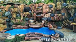Sebenarnya kolam ikan kecil bisa bangun tidak hanya didepan rumah atau teras tapi juga bisa dibelakang gimana bila dibangunkan kolam ikan kecil minimalis di depan rumah. Jasa Tukang Relief Kolam Tebing Air Terjun Di Lamongan