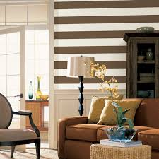 Streifen An Der Wand Streichen Tipps Und Ideen Wande Streichen Tipps Gestreifte Tapete Weisse Tapete