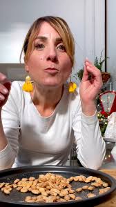 Ogni volta che le preparo non riesco a smettere di mangiarle 🤣😋😋, .,  Mandorle Salate, Ingredienti, 100 g Mandorle, 1 cucchiaino Sale, 1  cucchiaino Albume, ., #allacciateilgrembiule ...