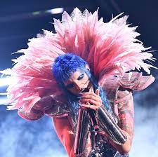 Achille lauro è tornato sul palco dell'ariston per il festival di sanremo 2020 con il brano io me ne me ne frego non è solo il titolo della canzone che achille lauro ha portato al festival di sanremo. Achille Lauro A Sanremo 2021 Tutti I Significati E Le Citazioni Della Performance
