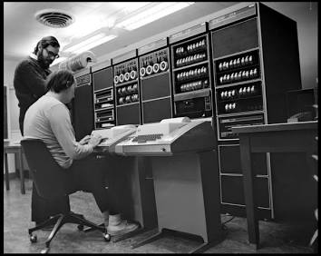 PDP-11の前に立つケン（立っている方）とデニス・リッチー（AI 生成）