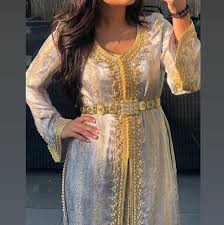 Découvrez les derniers modèles de djellaba sur mesure femme sur le meilleur magasin en ligne qui propose la confection de tenue marocaine sur mesure : Djellaba Marocaine 2020 Caftan Mariage Sur Mesure Caftan Marocain Paris Boutique Vente Caftan Luxe Pas Cher