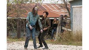 Und morgan hat ja dann so eine karte mit der aufschrift aber jetzt weiß nicht mehr wann und woher er diese karte hat und wer den text geschrieben hat. Fear The Walking Dead Staffel 5 Start Nach Der Pause Steht Fest Kino De