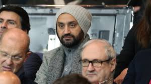 Sa romance avec efira, philippe lucas épouse une jeune nageuse, richard bohringer lutte contre le. Balance Ton Post Un Jeune Gilet Jaune S Attaque A Cyril Hanouna Gq France