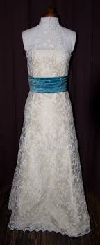 Welchen stil soll das kleid haben, schleier, schleppe, spitze oder doch viel tüll für das perfekte hochzeitskleid? Brautkleider Farbakzent Mels Gewaenderey