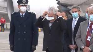 Una mascarilla (a veces denominada respirador que no debe confundirse con el ventilador mecánico) es un dispositivo diseñado para proteger al portador de la inhalación atmosféricas peligrosas, incluyendo humos, vapores, gases y partículas en suspensión como polvos y microorganismos. Usuarios Critican Uso De Mascarilla De Pinera En Conferencia De Prensa