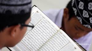 Membaca surat al kahfi bisa mendapatkan cahaya dan menghilangkan hati yang gundah gulana. Malam Jumat Bacaan Surat Al Kahfi Lengkap Bahasa Arab Latin Terjemahan Serta Keistimewaannya Pos Kupang