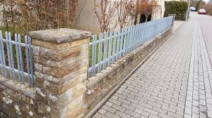 Steinmauer Und Verzinkter Zaun Steinmauer Mauer Renovieren