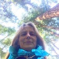 Leanne Hodges's Instagram, Twitter & Facebook