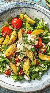 Rezept Patatas Bravas Spanische Backkartoffeln Mit Rucola Oliven Und Selbst Gemachter Aioli Vegeta Backkartoffel Rezept Backkartoffeln Gebackene Kartoffeln