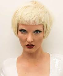 Sehr Kurze Blonde Haare Mit Kurzem Geraden Pony Pagenschnitt Haarschnitt Bob Fur Feines Haar