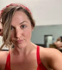 Lauren Snell's Instagram, Twitter & Facebook