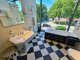 There are restaurants serving international cuisine within. Fliesengrosshandel Aug Hohne Sohne Der Showroom Am Standort Altona Fliesenprofi