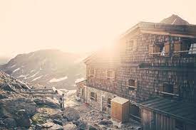 Unterhalb des similaun gelegen am übergang von tirol nach südtirol ist die hütte ein beliebter ausgangspunkt für. Fruhjahrsskitouren Rund Um Die Similaunhutte Bergwelten