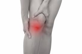أسباب ألم الركبة المفاجئ ومتى يلزم المراجعة الطبية؟