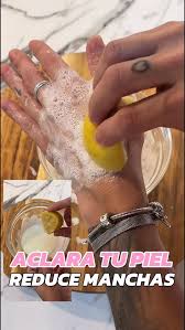 Reduce las manchas de tus manos con este truco casero 🍋 #manchasenlapiel  #manos #remedioscaseros #tips
