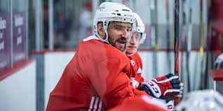 Er galt als verheißungsvollster akteur seit mario lemieux, der 1984 von den pittsburgh penguins gewählt worden war und als einer der besten eishockeyspieler aller zeiten gilt. Alex Ovechkin Missed Practice For A Fourth Straight Day But Yelled To Reporters He S Back On The Ice During The Team Photo