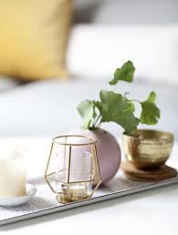 Ikea Deutschland Ein Tablett Mit Kerzenstander Vasen Mit Ablegern Darin Und Einem Parlband Teelichthalter Ikea Deko Teelichthalter Deko Tablett