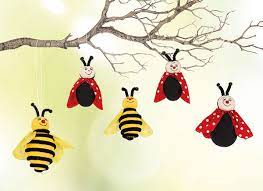 Bunter fotokarton gelber fotokarton oder tonpapier weißer fotokarton oder tonpapier ein schwarzer filzstift oder benzinstift reisigzweige naturbast. Bastelanleitung Bienen Und Marienkafer Aus Ziehband Buttinette Bastelshop