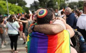 מפקד המחוז אמר כי על פי ההערכה אחד החשודים ניסה להיכנס. Over 10 000 March In Jerusalem Pride Parade Under Heavy Security The Times Of Israel