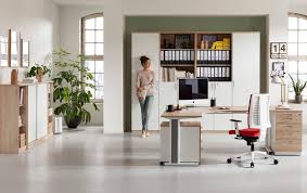 Alles hat seinen zugewiesenen platz, alle gegenstände sind ergonomisch angeordnet und in greifbarer nähe. Buro
