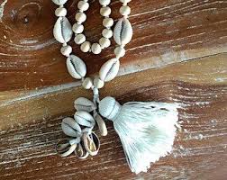 Bracelet Bois Flotte Cauris En Bois Perle Avec Une Coquille Etsy Tassel Necklace Boho Tassel Necklace Matching Earrings