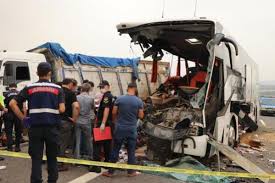 Manisa'nın soma ilçesinde bir otobüs, kamyon çarpıştı. Zkmq4beikqpmam