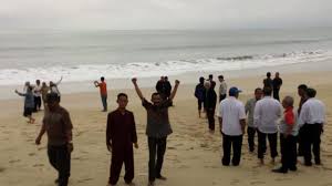 Ombak tinggi terjang pantai selatan puluhan gasebo war. Selain Berbusana Warna Hijau Ini Pantangan Lain Di Pantai Selatan Garut Regional Liputan6 Com