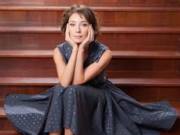 С длинными пепельными волосами и ярким макияжем. Chulpan Hamatova Rasskazala Chto Zastavilo Ee Stat Blondinkoj Foto Kick Media