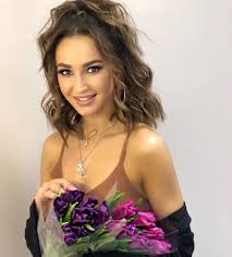 Оля ходила на различные кружки и учила английский. Dengi Est A Vy Derzhites Olga Buzova Spustila 86 000 Rublej Na Sharfiki