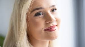 Taiteilija tuli Skotlannista ja maalasi Sanna Marinista ”ruman ja  halventavan” teoksen, joka nostatti valtavan raivon: ”Ei ole kyllä ihan  tätä päivää”