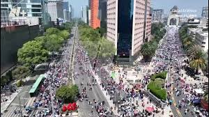 Cientos de personas se concentran en el Monumento de la Revolución, en la  zona centro de la CDMX, para el informe de rendición de cuentas de la  presidenta Claudia Sheinbaum. , Sigue la señal por ...